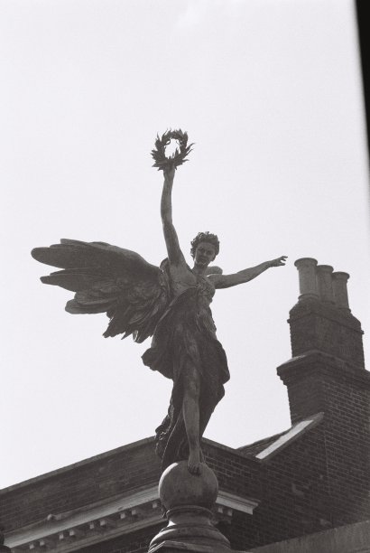 英国一个小村庄的天使雕像的黑白胶片照片图片下载