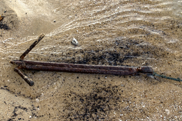 停泊在海滩上的船锚图片下载