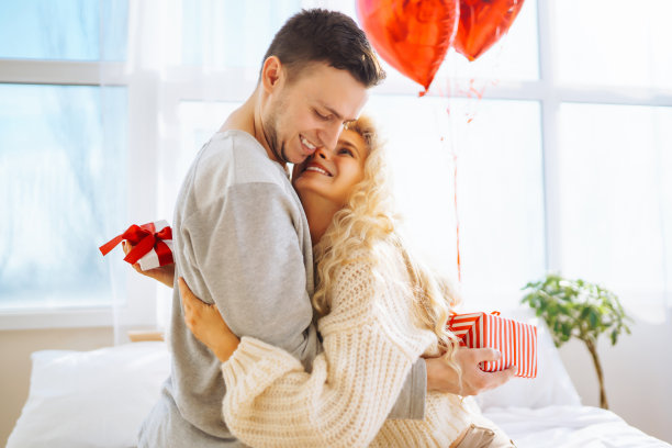 小情侣在家庆祝情人节。图片下载