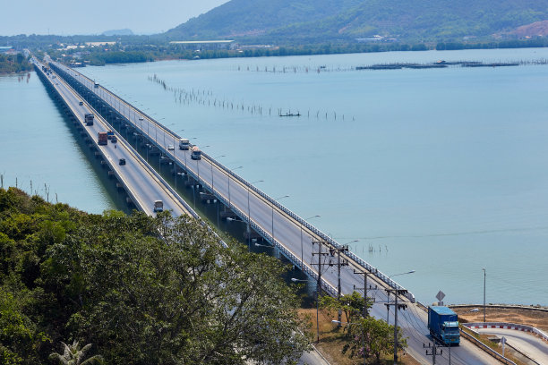 泰国宋卡湖大桥的高角度视图图片下载
