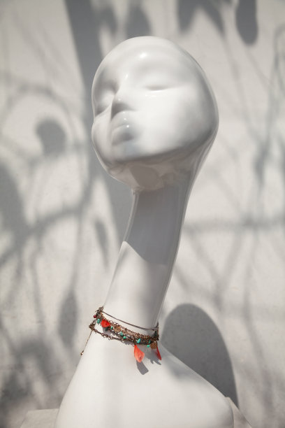 商店橱窗里展示的女性人体模特戴着项链图片下载