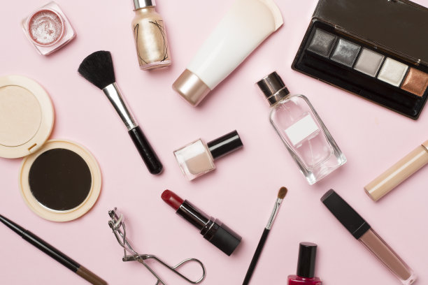 不同的彩妆产品的颜色背景，俯视图图片下载
