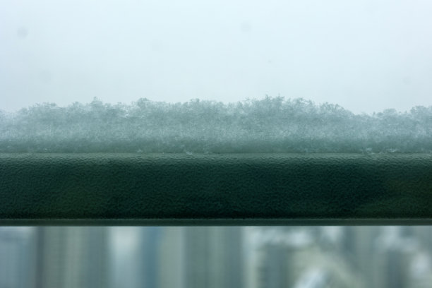 露台栅栏上的厚雪图片下载
