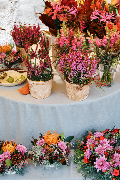 桌子上有许多漂亮的花盆。节日的花卉装饰。花店图片下载