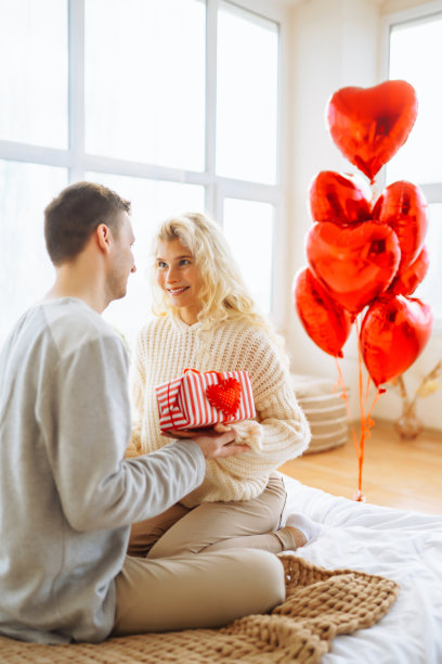 小情侣在家庆祝情人节。浪漫的一天。图片下载