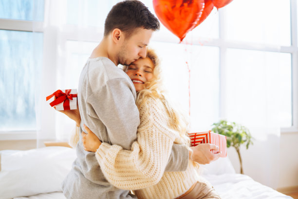小情侣在家庆祝情人节。浪漫的一天。图片下载