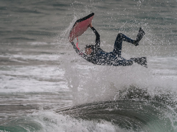 运动5。在大加那利岛的特尔德，一名年轻男子用冲浪板冲浪。加那利群岛图片下载