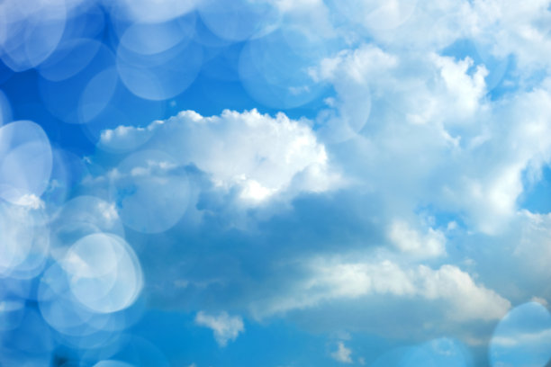 自然的日光和白云漂浮在蓝天上图片下载