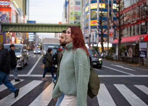 外国游客访问日本和过马路图片下载