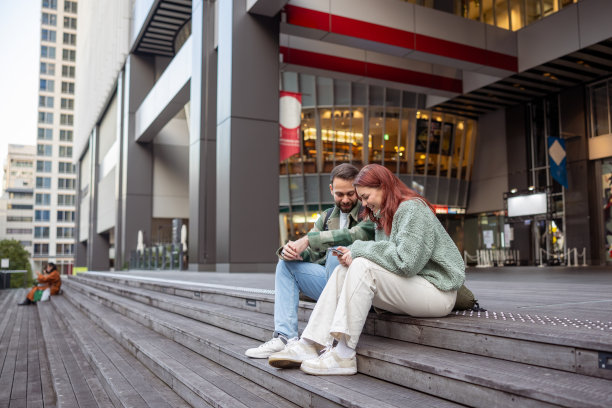 在日本旅游的外国游客在城市里用智能手机看地图图片下载