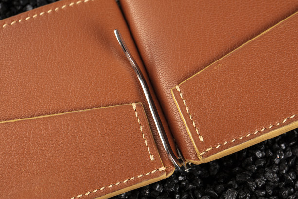 带针脚的棕色皮夹或皮箱的一部分。图片下载