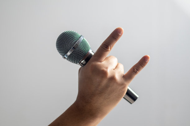 晚上舞台上男性手持麦克风，歌手概念、演讲、表演图片下载