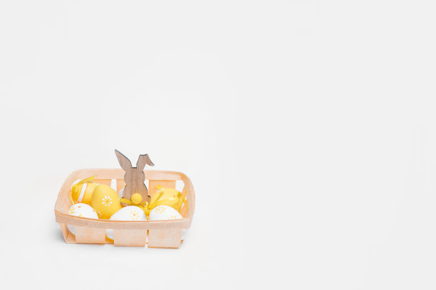 复活节快乐。复活节彩蛋放在桌子上的篮子里。副本的空间。照片图片下载