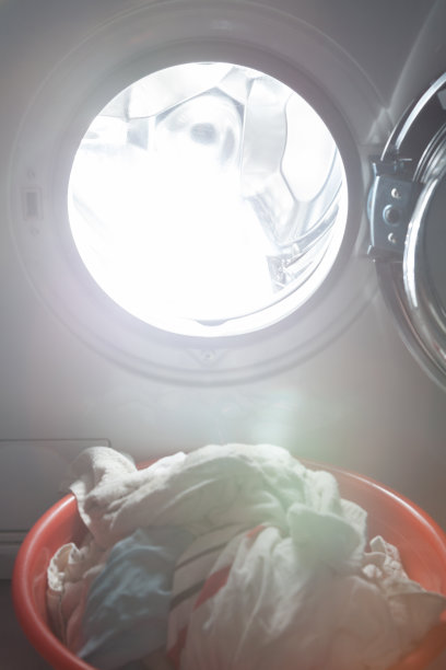 明亮的光线从洗衣机的舱口射出来图片下载