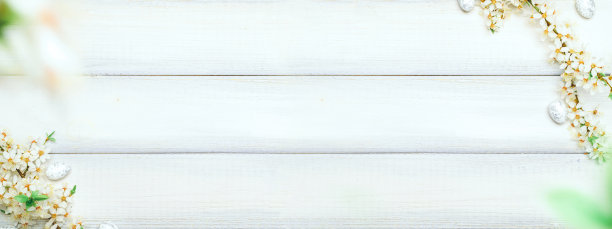 复活节春天的背景。樱花，白色快乐的复活节彩蛋在木制的春天背景。复活节墙纸横幅。春假概念。图片下载