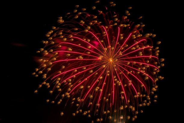 贝尔加莫达尔米恩的新年前夜烟火图片下载