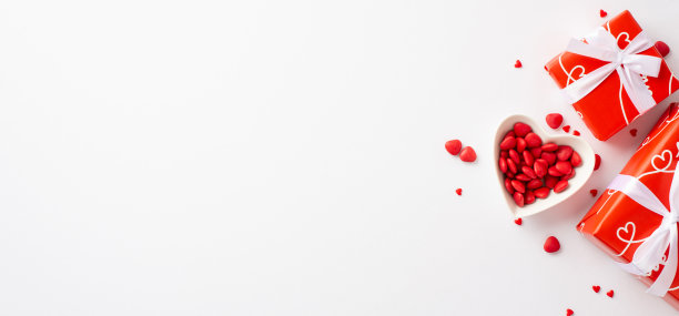 情人节的概念。顶部视图照片的红色礼物盒和心形碟子与散落在孤立的白色背景与复印空间图片下载