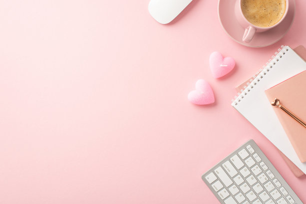 情人节的概念。笔记本，钢笔，键盘，电脑鼠标，心形蜡烛和咖啡杯在茶托上孤立的粉彩粉红色背景与空白的顶部视图照片图片下载