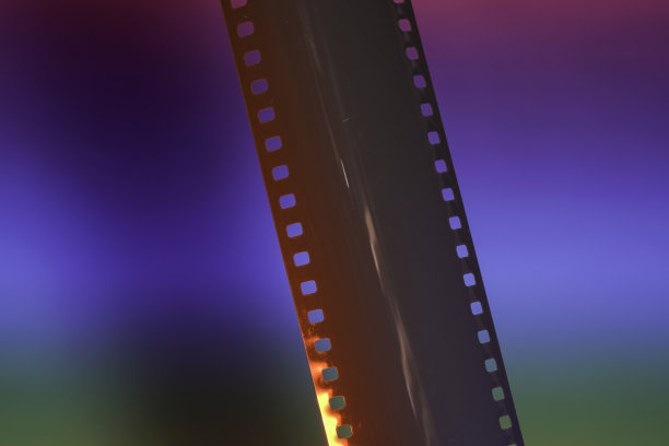 用彩色背景拍摄的模拟相机的胶片图片下载