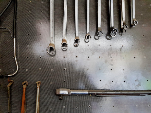 机械工具和扳手挂在墙上。图片下载