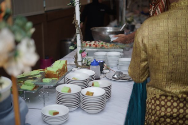 婚礼桌上的食物和饮料图片下载