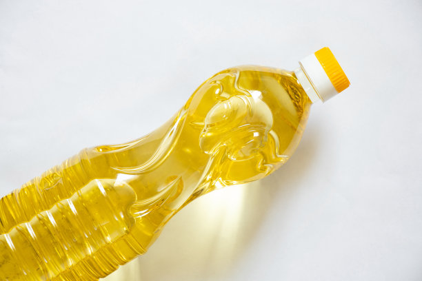 白色背景的塑料瓶里的精制olia图片下载