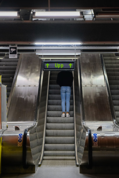 一名男子在瑞典斯德哥尔摩地铁的自动扶梯上图片下载