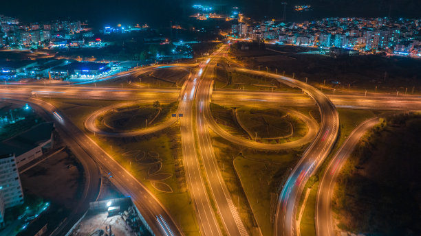 无人机航拍多级路口。额外的运动。汽车霓虹黄蓝。夜间照明。高质量照片图片下载