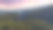 山区高岩石的俯视图。日落的天空。粉紫色的云。树的顶部。高质量照片图片下载