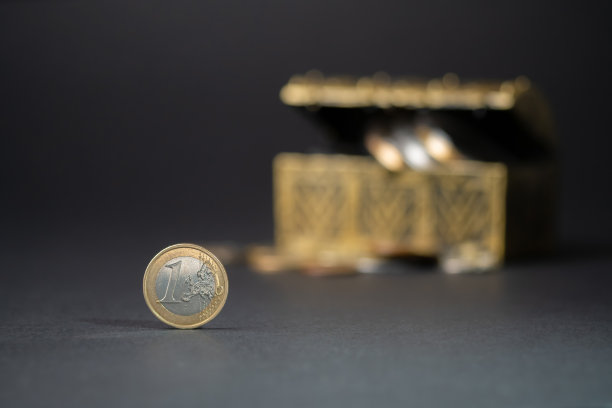 深色背景上的欧元硬币。为未来存钱和投资。欧元金库图片下载