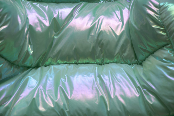 暖暖的儿童冬季绿色蓬松夹克为背景，冬季蓬松夹克，时尚图片下载