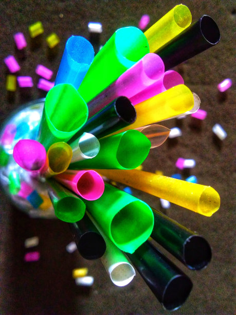 一个由彩色吸管制成的概念图片下载