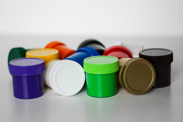 近距离观察彩色水粉罐孤立在白色背景。绘画概念，孩子的创造力。图片下载