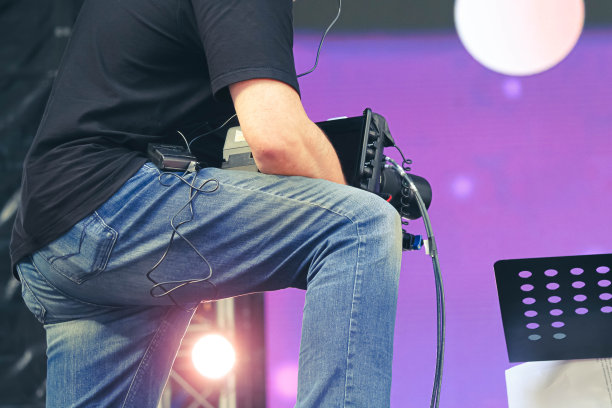 手持摄像机的操作员拍摄音乐会。现场拍摄视频。图片下载