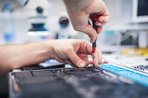 在电子维修厂维修、修理、清洁、保养电脑图片下载