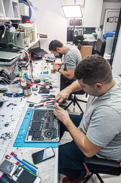 在电子维修厂维修、修理、清洁、保养电脑图片下载