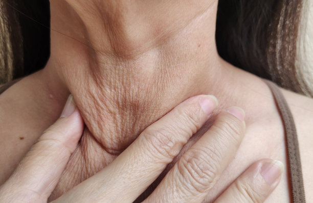 松弛和皱纹的皮肤，下巴下的赘肉和脂肪团。图片下载