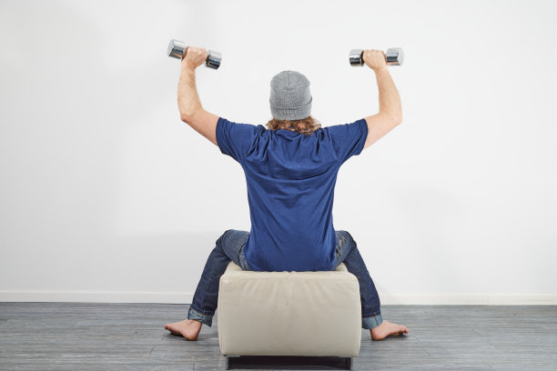 男子进行个人训练和锻炼图片下载