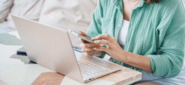 女孩，拿着笔记本电脑的年轻女人。在线商务会议、面试、咖啡厅、餐厅洽谈。远程工作，出差。学生在互联网上学习。教育，学习。与家人、孩子交谈图片下载