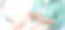 女孩，拿着笔记本电脑的年轻女人。在线商务会议、面试、咖啡厅、餐厅洽谈。远程工作，出差。学生在互联网上学习。教育，学习。与家人、孩子交谈图片下载