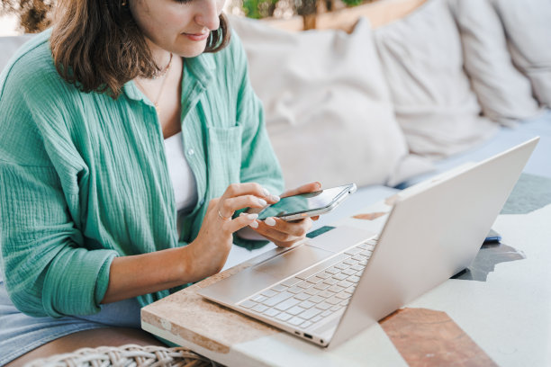 女孩，拿着笔记本电脑的年轻女人。在线商务会议、面试、咖啡厅、餐厅洽谈。远程工作，出差。学生在互联网上学习。教育，学习。与家人、孩子交谈图片下载