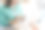 女孩，拿着笔记本电脑的年轻女人。在线商务会议、面试、咖啡厅、餐厅洽谈。远程工作，出差。学生在互联网上学习。教育，学习。与家人、孩子交谈图片下载