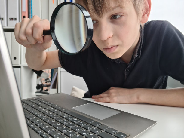 在家用笔记本电脑上网学习图片下载