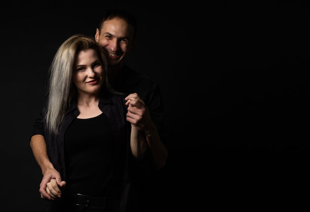 可爱的男人和女人站在一起关系优雅风格孤立的背景图片下载