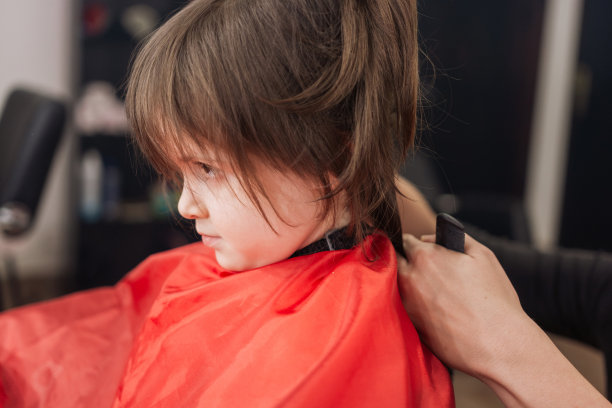 可爱的女孩在发廊图片下载