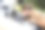 一名男子在室外一辆货车的发动机舱内工作图片下载