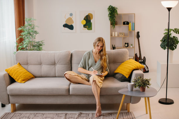 快乐的年轻设计师在绘图板上用触控笔画画。有创造力的年轻自由职业者在她的家庭办公室工作。图片下载