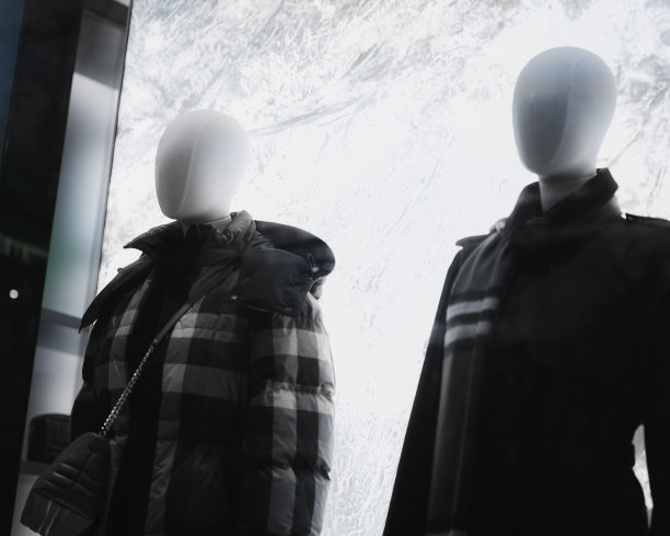 时尚商店橱窗装饰适合寒冷季节。穿暖和衣服的人体模型图片下载