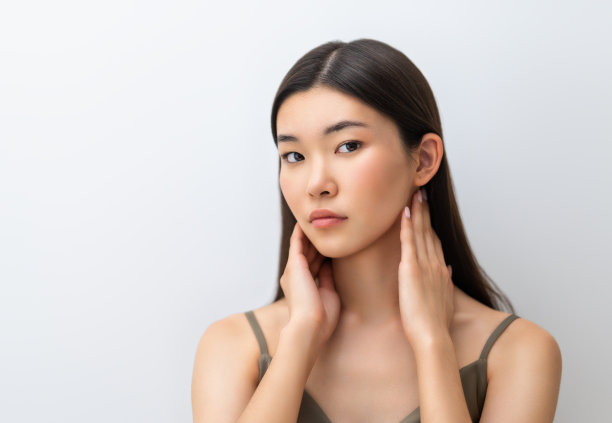 灰色背景的亚洲女孩图片下载