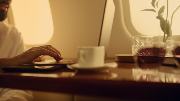 特写:在飞机上打字。富管理器工作计算机图片下载